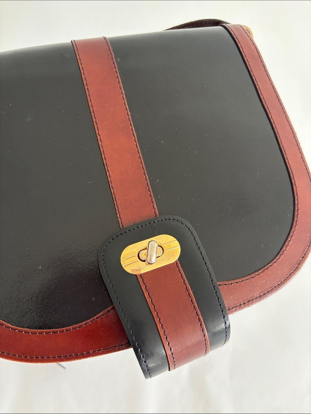 Stunning vintage vegan leather crossbody bag purse turn lock black brown pocket - Picture 6 of 15